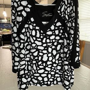 Soft by Avenue black and white print. Size 18/20